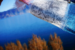 湖面倒影秋景如画