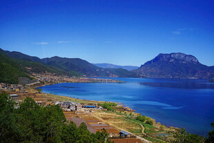 美丽湖畔山村风光