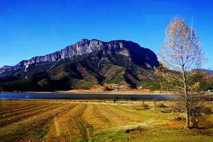 秋日山水间的静谧风光