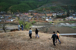 山间徒步的人群