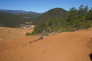 山间开阔红土地风景