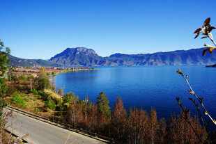 湖畔公路旁的壮丽山水景