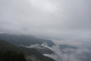 山间云雾缭绕的壮美景观