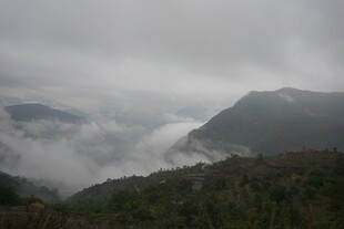 云雾缭绕的壮美山峦景色