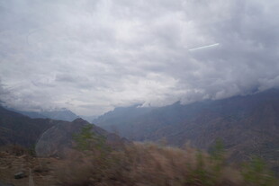 云雾缭绕的山间景致