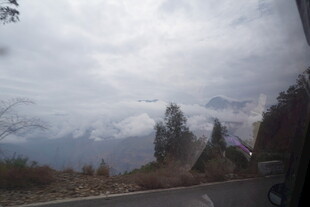 车内视角的山间云雾风景