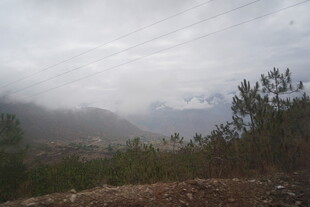 山间云雾缭绕的自然景致