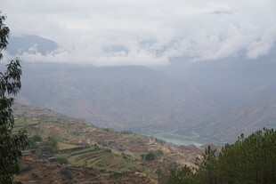 山间云雾缭绕的秀丽景致