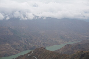 高山间的碧绿河谷景观