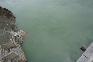 俯瞰水域旁的建筑设施