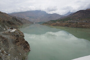 山间碧绿湖水与蜿蜒公路