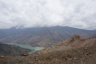 高山间的幽蓝湖泊美景