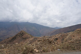 山间景色 云雾缭绕的山脉