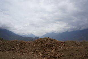 山间堆土处的云雾景致