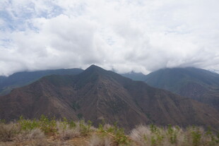 壮丽山峦与云端美景