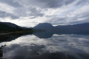 宁静湖山倒影美景