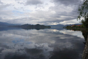宁静湖面倒映天空与山峦