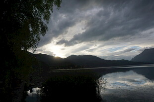 湖畔暮色 云影与山的静谧