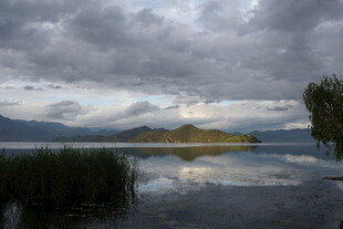 湖畔云景 静谧自然风光