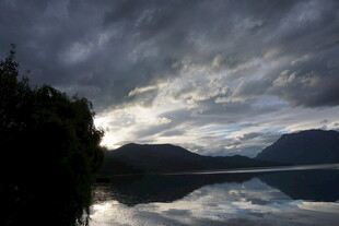 湖畔云雾缭绕的黄昏美景