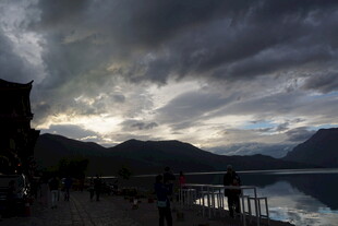 湖畔乌云密布的壮丽景致