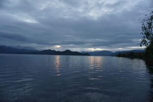 黄昏湖畔 云影波光