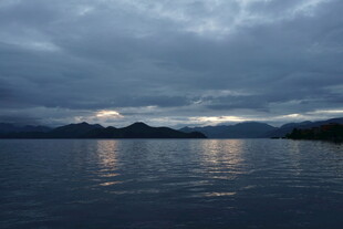 黄昏湖畔 云影倒映于水面