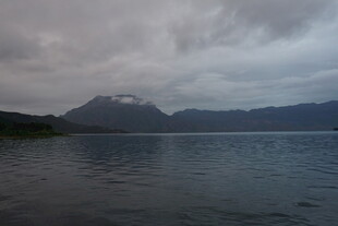 阴云下宁静的山水湖景