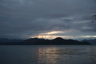 黄昏下的山水静谧景致