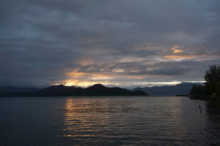 湖畔日落时分的静谧美景