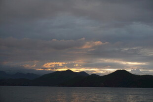 黄昏时分的山水天际景观