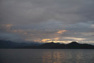 黄昏湖畔 云遮天际美景