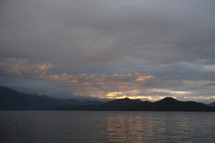 黄昏湖畔 远山云雾美景