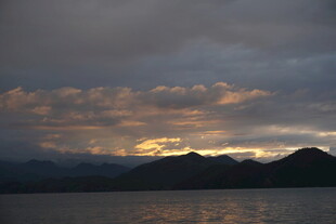 黄昏湖畔 云遮落日美景