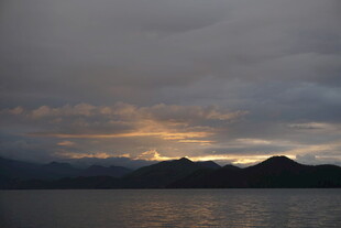 黄昏湖畔山景 云笼霞光