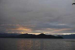 黄昏时分的湖岸风光