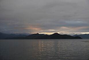 黄昏下的湖山景色