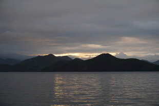 黄昏湖畔远山静谧美景