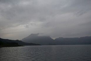 阴云下的山水景致