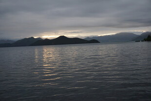 黄昏下宁静的湖面与远山