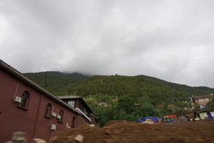 山间红屋 云雾缭绕景致