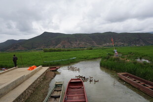 河畔风景 船只静泊于岸