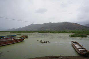 水域中的船只与远处山峦