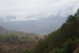 山间云雾缭绕的秀丽景致