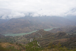 山间蜿蜒公路与碧绿河水