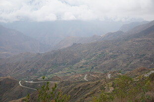 山间蜿蜒公路 云雾缭绕