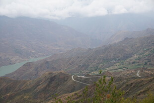 山间蜿蜒公路与壮丽景色