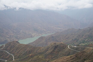 山间蜿蜒公路与碧绿湖泊