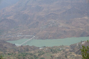 山间绿水美景如画