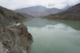 山间绿水蜿蜒公路美景